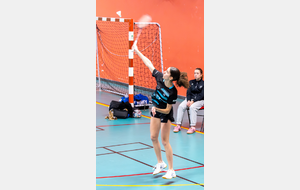 Elsa avec Lucie en arrière plan